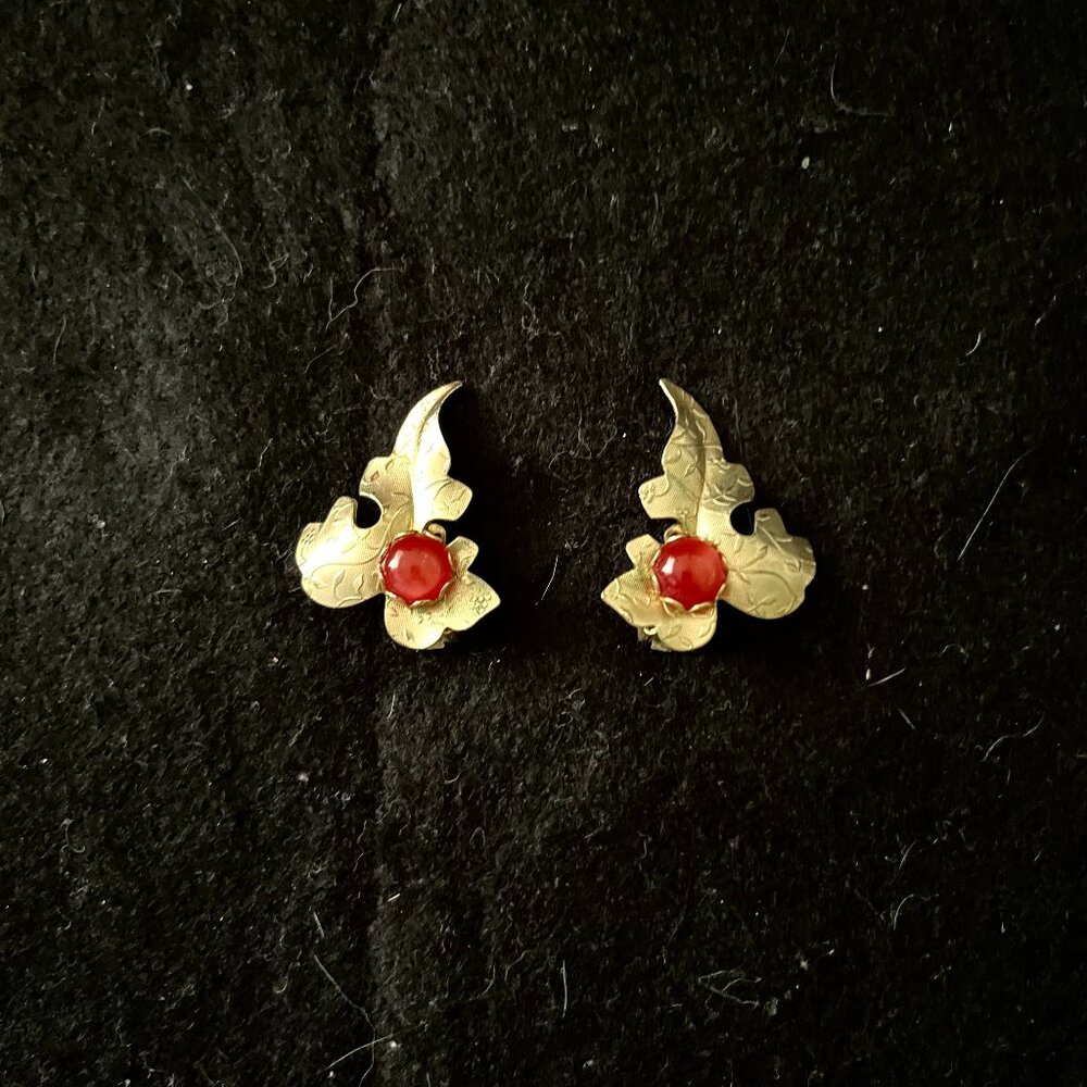 Vintage Gold Tone ‘Leaf’ Clip Earrings w/Iridescent Rust Accent